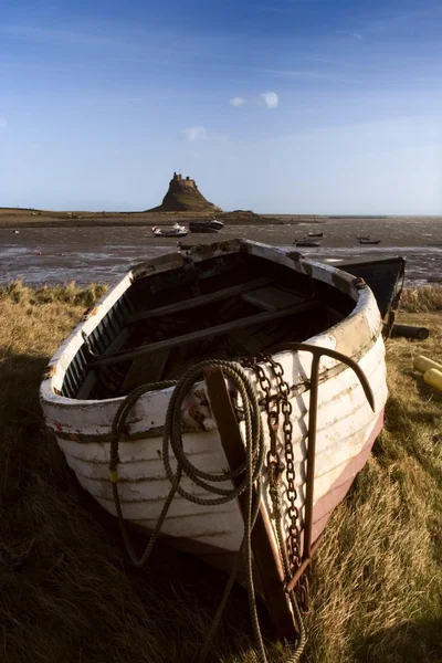 Rad båt på stranden av beblowe craig, england — Stockfoto