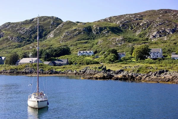 科伦赛苏格兰。船停泊在村庄附近的视图 — 图库照片