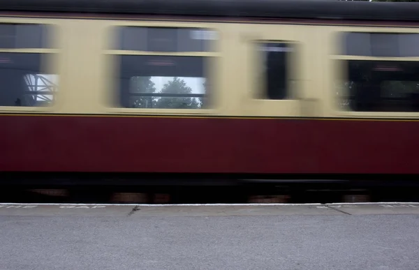 Een trein auto versnellen door het — Stockfoto