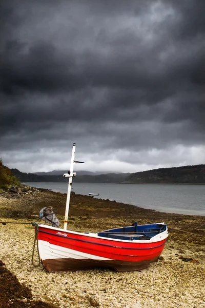 Barco en la costa, Lochaline, Escocia — Foto de Stock