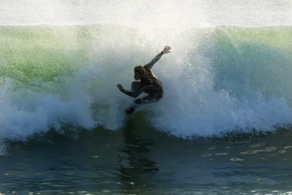 Surfer catching  wave — Stock Photo, Image