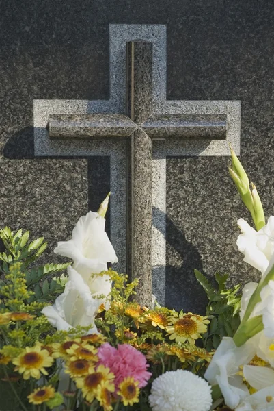 Blommor på graven — Stockfoto