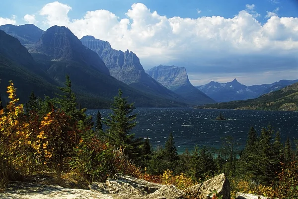 Montana, usa. Prohlédni st. mary jezero v národním parku glacier — Stock fotografie