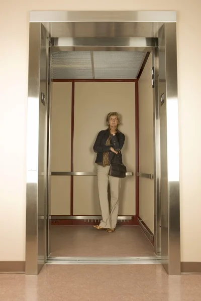 Жінка в Ліфт — стокове фото