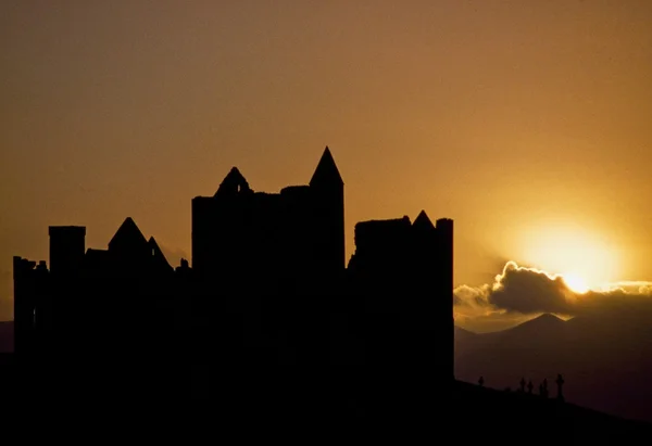 Cashel Rock, Co Tipperary, Irlanda. Cashel Rock Silueta Contra Majestuoso Atardecer — Foto de Stock