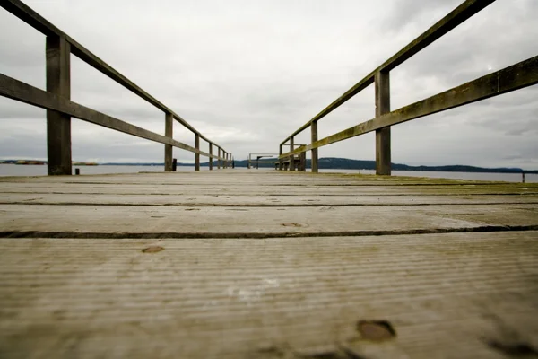 British columbia, Kanada. ytan nivå syn på trä dock, med en beskåda in i mark — Stockfoto