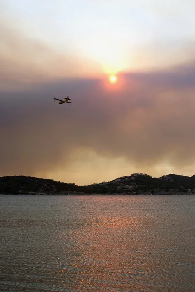 Αεροπλάνο που πετούν πάνω από την Ανάβυσσο, Ελλάδα — Φωτογραφία Αρχείου