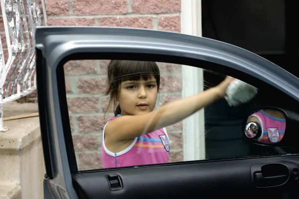 Meisje autoruit schoonmaak — Stockfoto