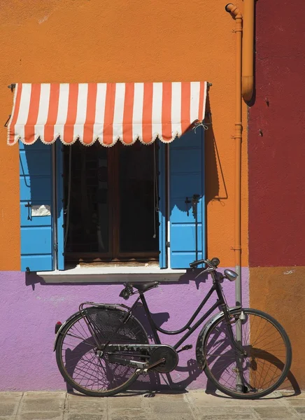 İtalya, Burano 'da Bisiklet — Stok fotoğraf