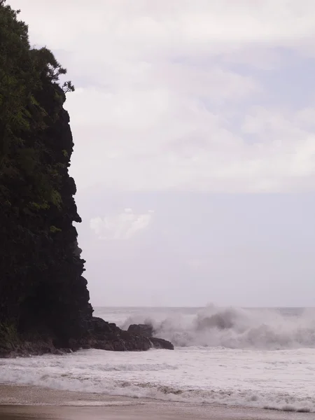 Vlny proti útesu, napali pobřeží státu park, kauai, hawaii — Stock fotografie