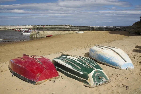 Drie gekanteld boten op het strand, north yorkshire, Verenigd Koninkrijk — Stockfoto