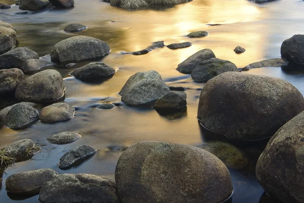Felsen im Wasser — Stockfoto