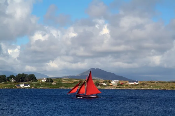 Barca a vela On Lake, Roundstone, Galway, Irlanda — Foto Stock