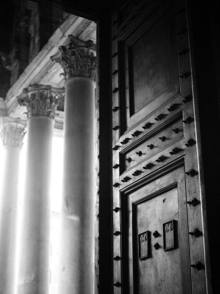 Pillars And Doors, Rome, Italy — Stock Photo, Image