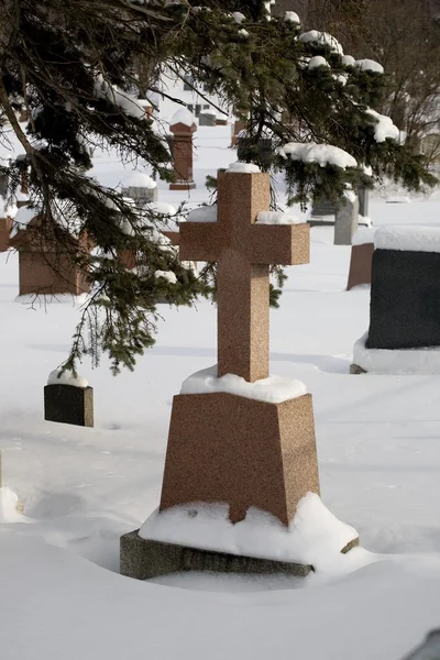 Cmentarz pokryte śniegiem — Zdjęcie stockowe