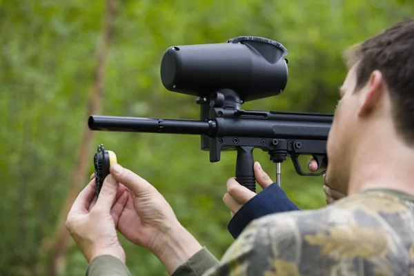 Mann lädt Paintball-Waffe — Stockfoto