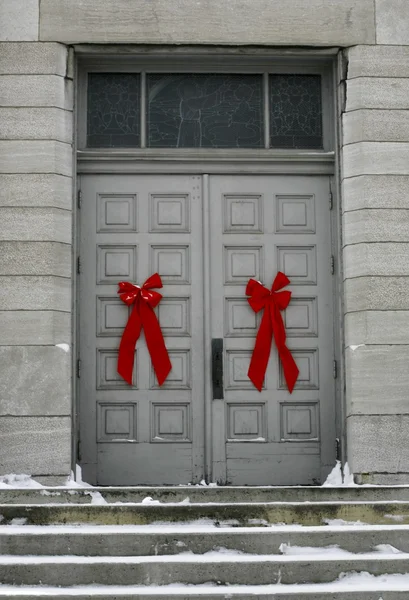 Červená mašle na dveřích šedé budovy, waterloo, quebec — Stock fotografie