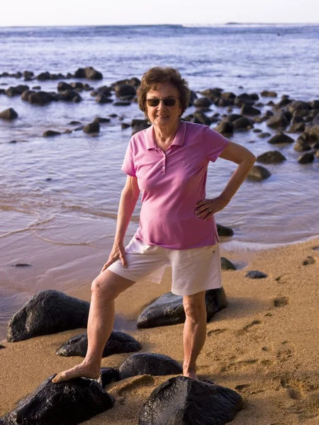 Mulher na praia, Kauai, Havaí, EUA — Fotografia de Stock