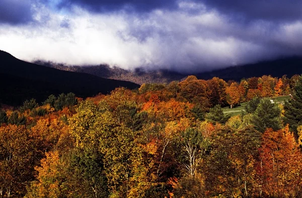 Vista de árvores coloridas de outono em Stowe, Vermont, Nova Inglaterra, EUA — Fotografia de Stock