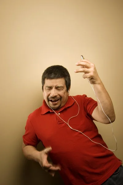 Homem ouvir o leitor de música — Fotografia de Stock