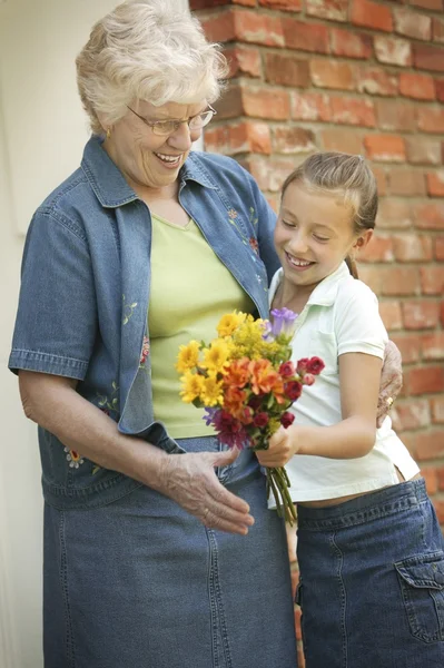 Großmutter und Enkelin — Stockfoto