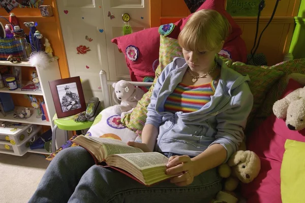 Chica leyendo la Biblia en el dormitorio —  Fotos de Stock