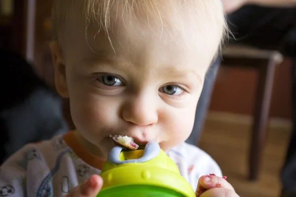 Baby met kop — Stockfoto