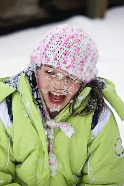 Chica con la cara cubierta de nieve —  Fotos de Stock