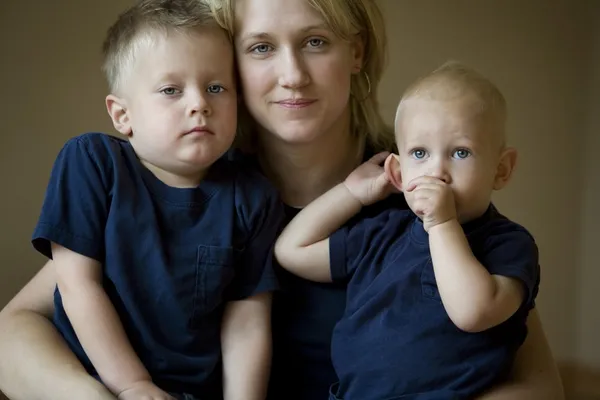 Μητέρα και δύο γιους — Φωτογραφία Αρχείου