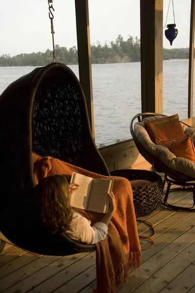 Child relaxing on cottage deck — Stock Photo, Image