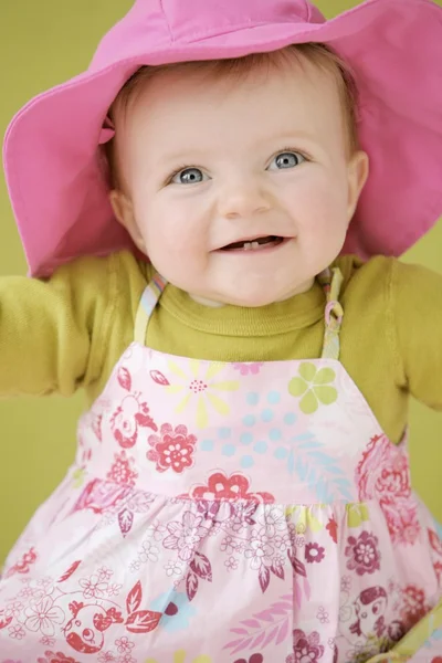 Gelukkig babymeisje in roze hoed — Stockfoto