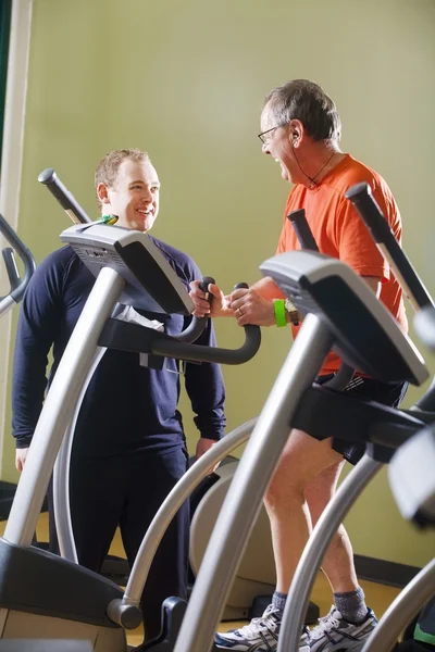 Les hommes au gymnase — Photo