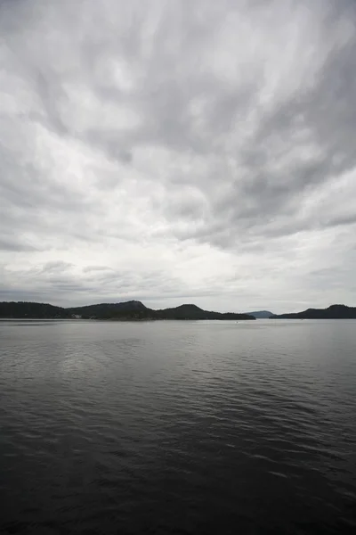 British columbia, Kanada. arka planda kara koy görünümü — Stok fotoğraf