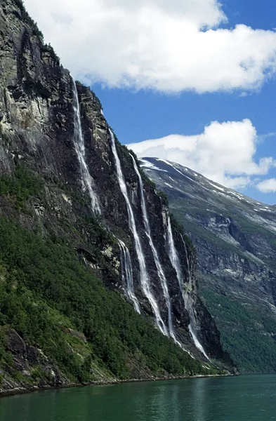 以下の水に崖、リーセ フィヨルド ノルウェーの滝 — ストック写真