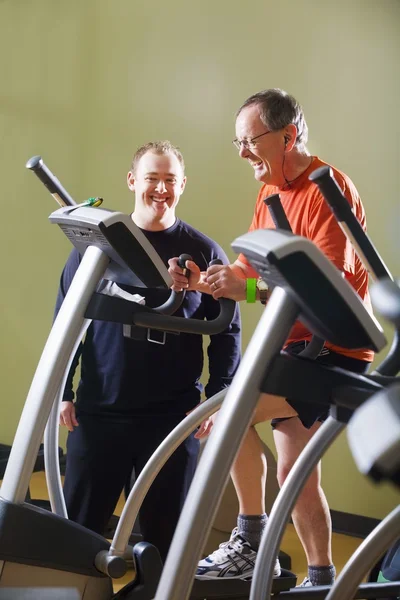 Hombres en el gimnasio — Foto de Stock