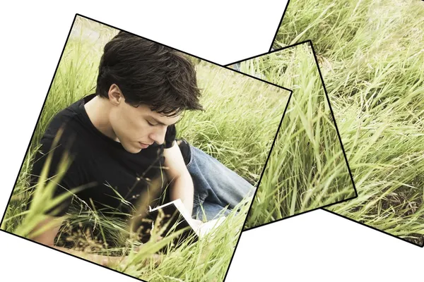 Adolescente menino leitura na grama — Fotografia de Stock