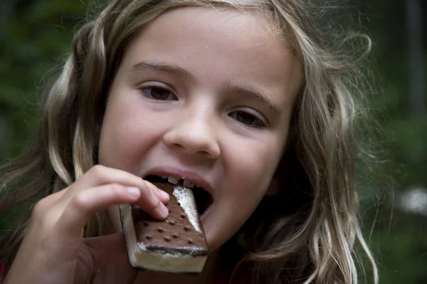Girl Eating Ice Cream Bar, Lake Of The Woods, Ontario, Canada — Stock Photo, Image
