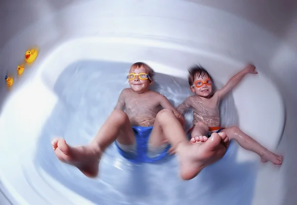 Мальчики играют в ванной — стоковое фото