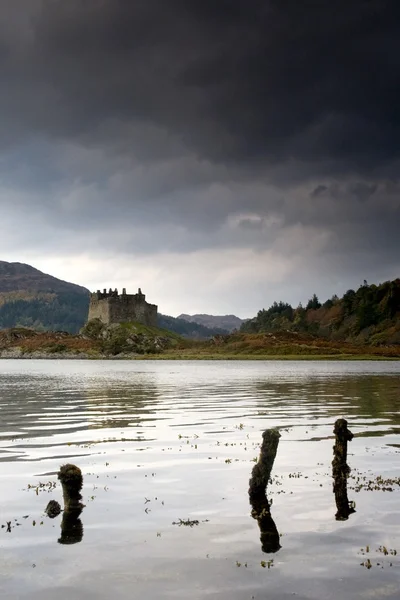 Castillo Tioram en la distancia, Escocia —  Fotos de Stock