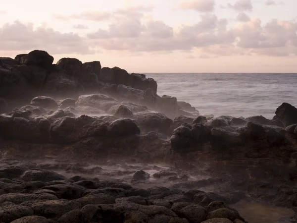 Skály na pláži, kauai, hawaii — Stock fotografie