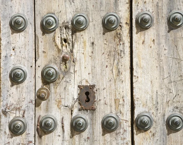 Ronda, provincie malaga, Španělsko. staré dřevěné dveře — Stock fotografie