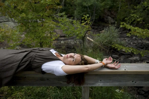 Vrouw liggend op de brug, bracebridge, ontario, canada — Stockfoto