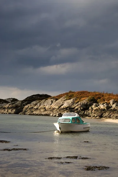 Båt i Ardtoe, Skottland – stockfoto