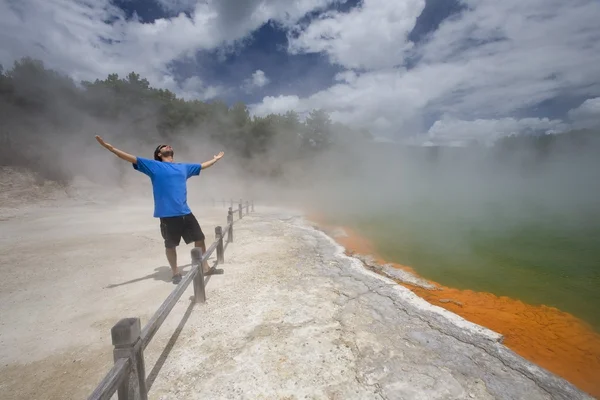 Man At Champagne Pool At Geothermal Site, Wai-O-Tapu Thermal Wonderland On North Island Of New Zealand — Stock Photo, Image