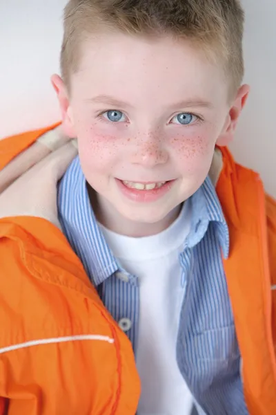 Menino com sardas sorrindo para a câmera — Fotografia de Stock