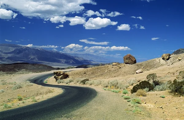 Death valley, Californië, usa. kronkelende weg voor uitgestrekte woestijn — Stockfoto