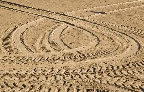 Шиномонтажні колії в піску — стокове фото