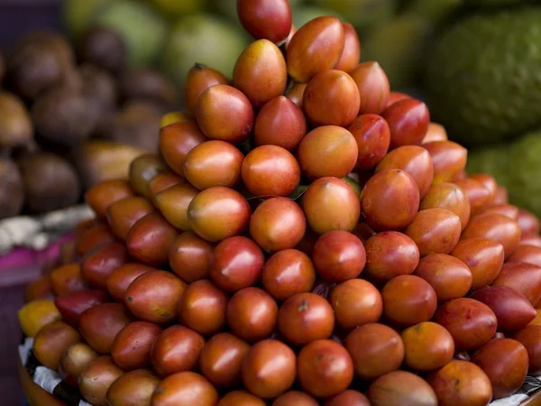 Mangosteen (garcinia mangostana), bali, Indonésie. ovoce nahromadí na trhu — Stock fotografie