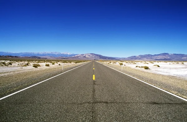 Road Leading Through Barren Landscape To Mountains — Stock Photo, Image