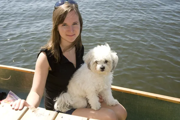 Menina em barco com cão — Fotografia de Stock